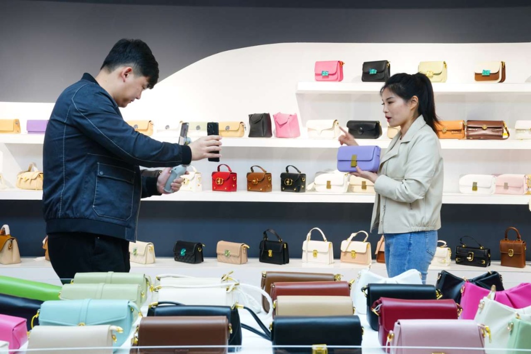 快递业再创新高 全国业务量突破400亿件，针纺织品销售成亮点